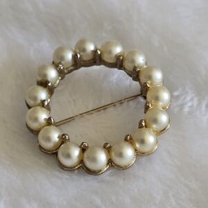 Vintage Faux Pearl Circle Brooch Gold Tone Classic Wreath Pin